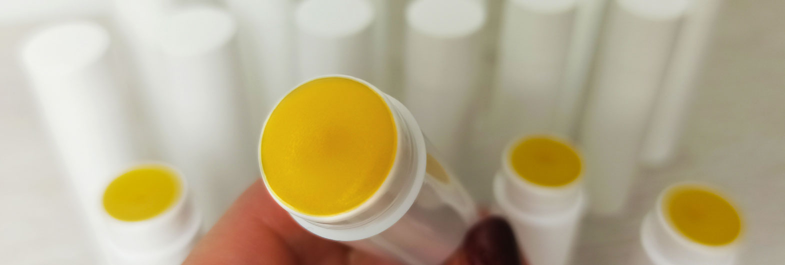 Zadbaj o usta bez trującej chemii – pomadki całkowicie naturalne