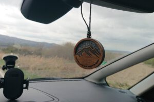 Kochasz góry? Zabierz ze sobą zawieszkę zapachową Korony Gór Dolnego Śląska