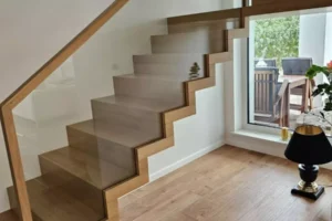 Schody dywanowe dębowe z podestem i szklaną balustradą – elegancja i funkcjonalność w jednym