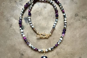 Biżuteria, która daje więcej niż styl – odkryj magię kamiennych chokerów od Magyo