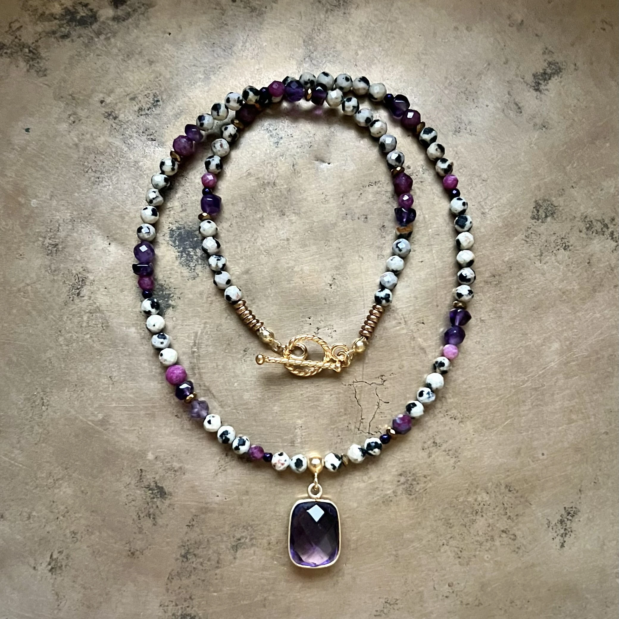 Biżuteria, która daje więcej niż styl – odkryj magię kamiennych chokerów od Magyo